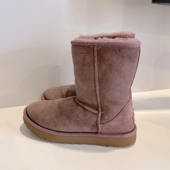 Ugg Women’s Classic Short II Boot - Picture 3 of 5